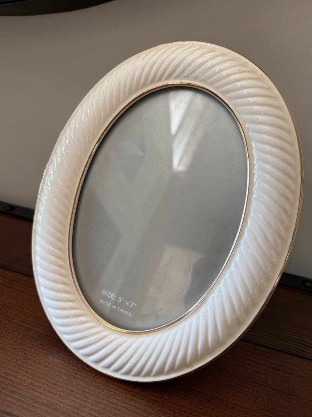 Classic White Gold Trim Porcelain Oval Photo Frame Lennox Style for 5”x7” pic